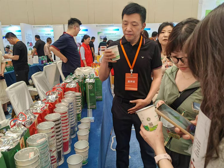 龍健公司董事長程學(xué)斌應(yīng)邀參加中國綠色食品協(xié)會主辦的綠色農(nóng)業(yè)生產(chǎn)資料發(fā)展大會
