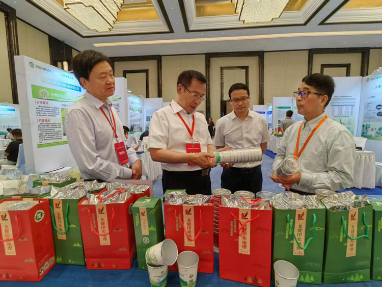 龍健公司董事長程學(xué)斌應(yīng)邀參加中國綠色食品協(xié)會主辦的綠色農(nóng)業(yè)生產(chǎn)資料發(fā)展大會